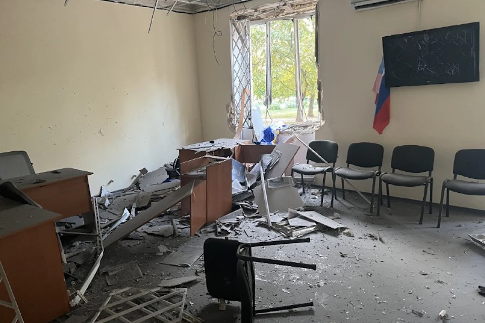 Следователи СК осмотрели штаб «ЕР» в Новой Каховке после атаки дрона-камикадзе Фото: Новокаховская администрация