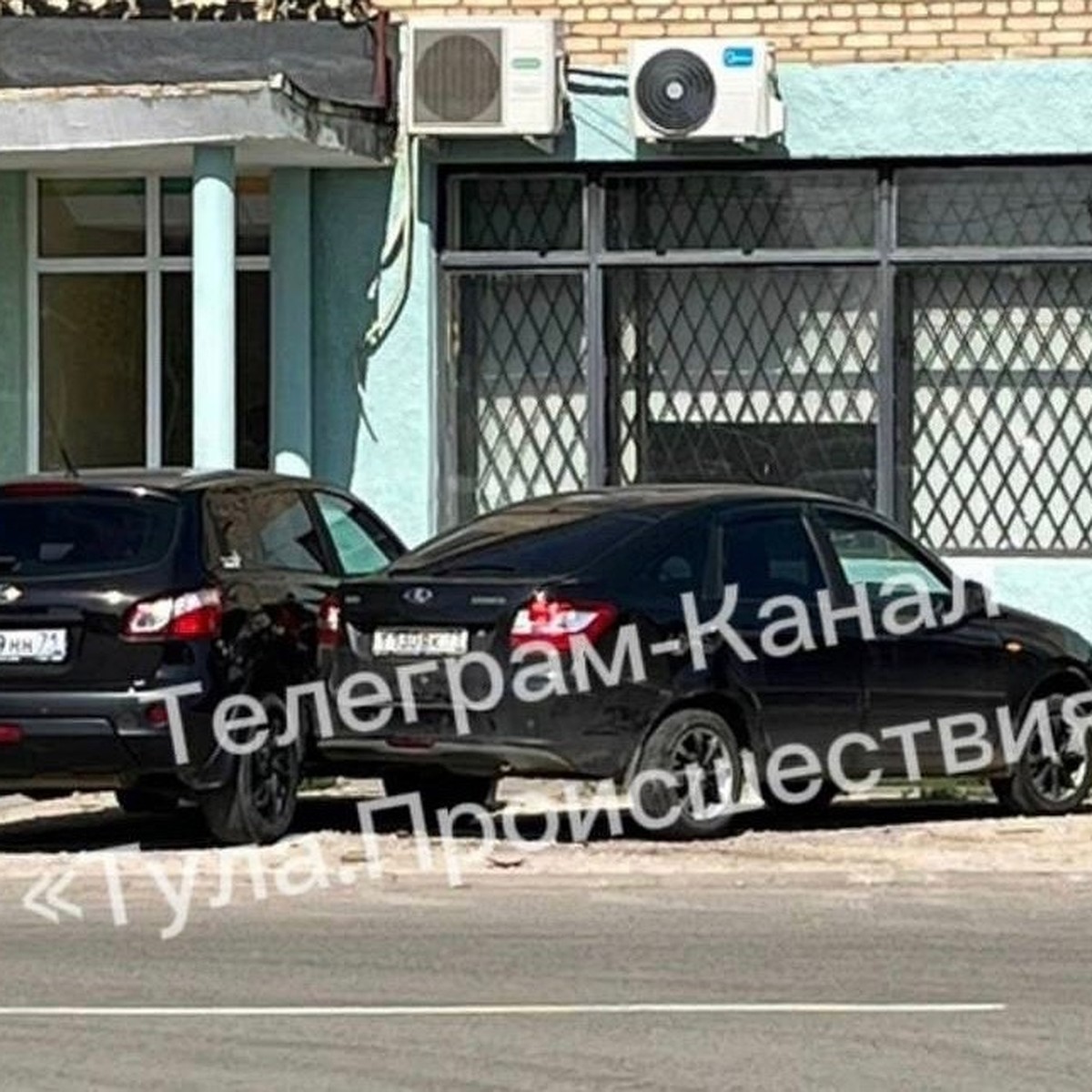 В Ясногорске водитель автомобиля Lada врезался в припаркованные автомобили  и скрылся с места ДТП - KP.RU