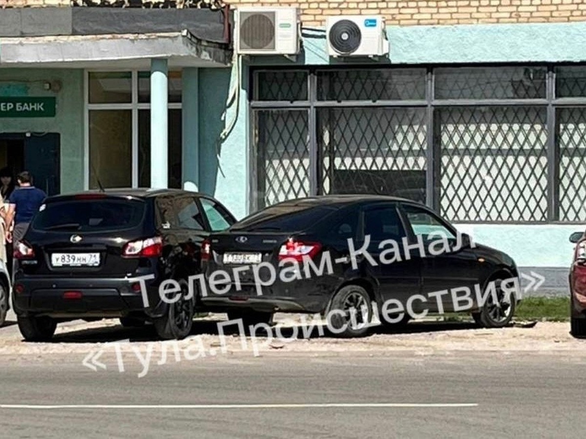 В Ясногорске водитель автомобиля Lada врезался в припаркованные автомобили  и скрылся с места ДТП - KP.RU