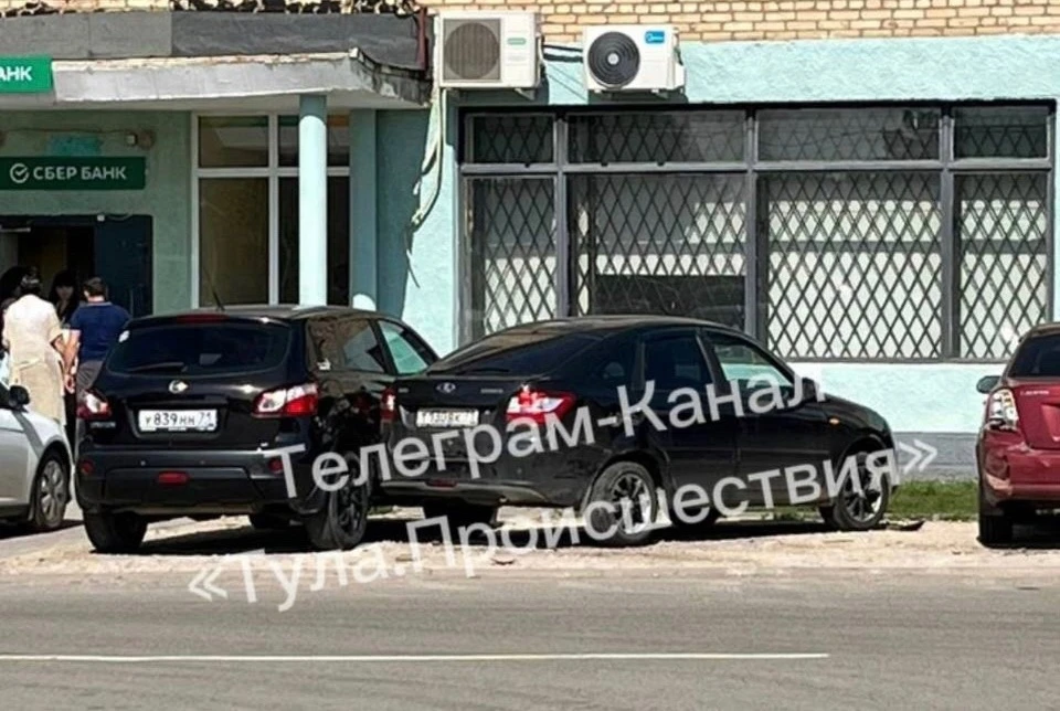 В Ясногорске водитель автомобиля Lada врезался в припаркованные автомобили и скрылся с места ДТП