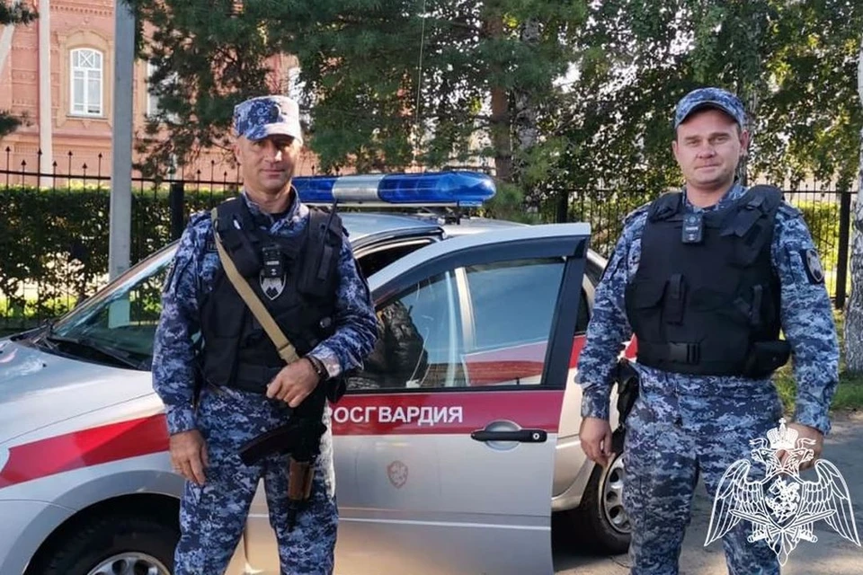 Росгвардейцы спасли двух девушек из горящей квартиры. Фото: пресс-служба Росгвардии по Новосибирской области