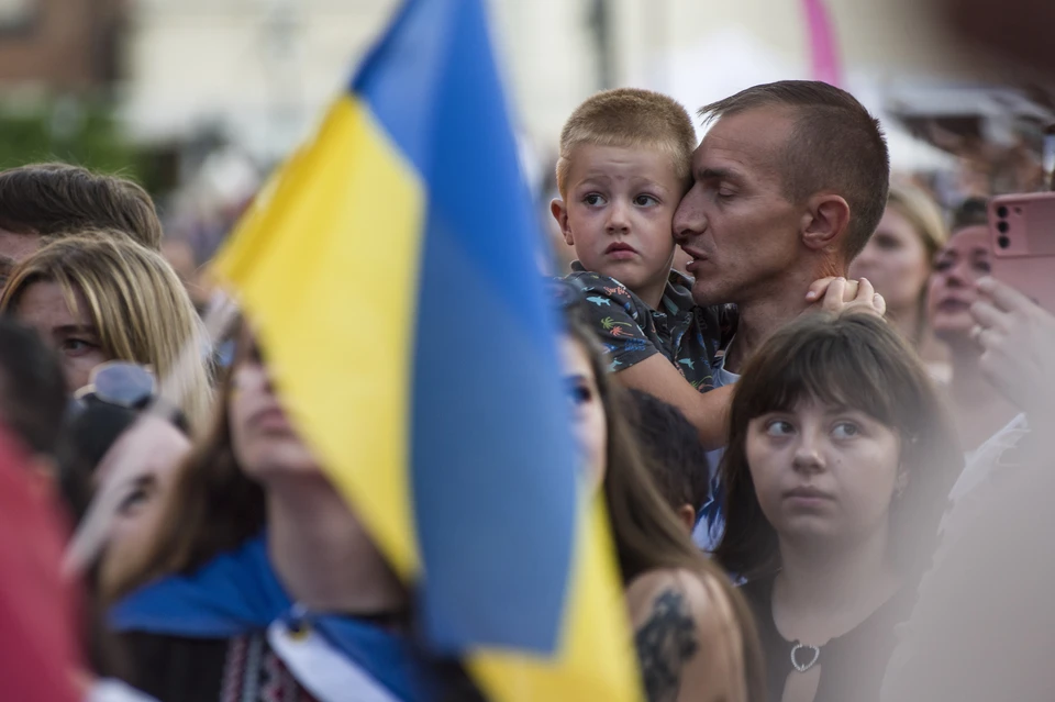 Украинские беженцы на митинге в Варшаве.