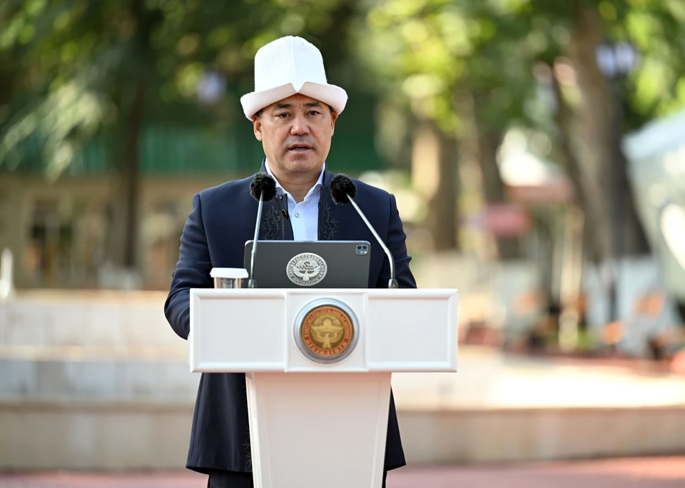 Глава Кыргызстана выступил перед ошанами и гостями города в парке имени Алымбека датки с праздничной речью.