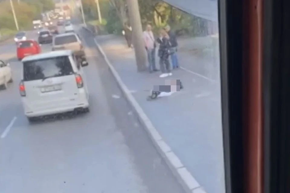 В Новосибирске мужчина, которого нашли истекающим кровью на дороге, скончался. Фото:"АСТ-54"
