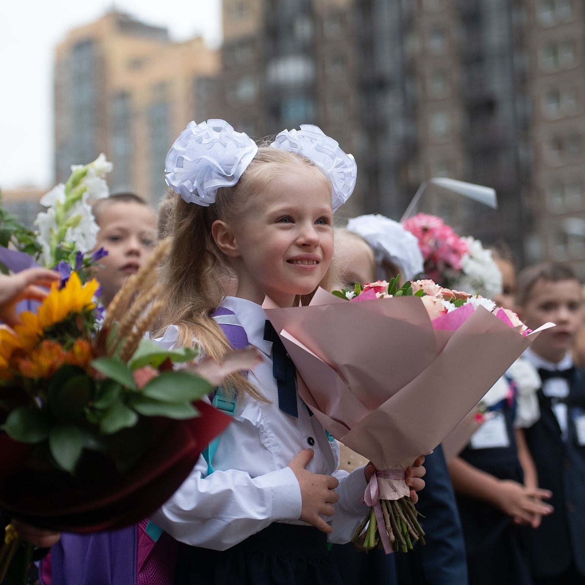 В первый класс – 16 раз: В школе № 142 на Парнасе прошла самая массовая  линейка в городе - KP.RU