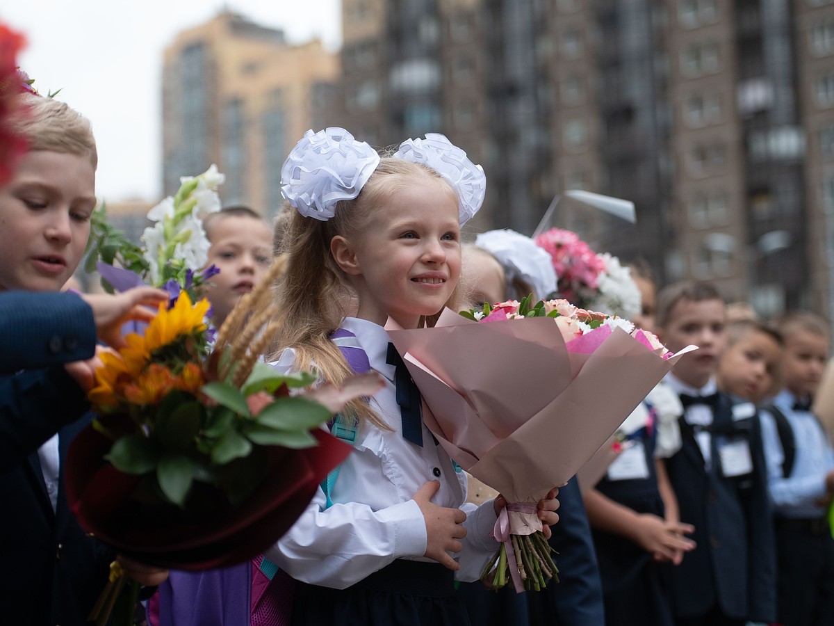 В первый класс – 16 раз: В школе № 142 на Парнасе прошла самая массовая  линейка в городе - KP.RU