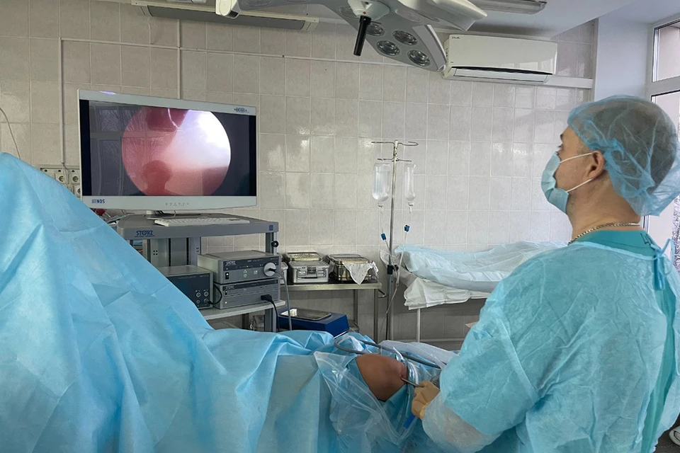Заведующий отделением Александр Александрович Кобец проводит артроскопическую операцию на коленном суставе. Фото: «РЖД-Медицина» Новосибирск