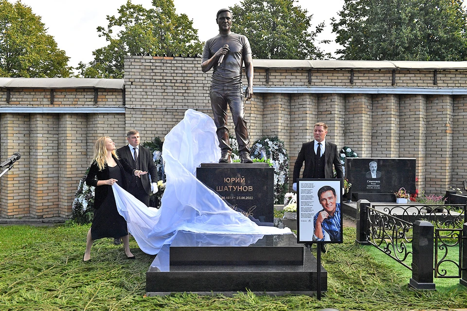 На могиле Юры Шатунова открыли памятник певцу в день его 50-летия.