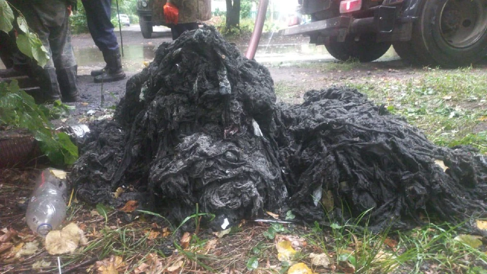 В Ульяновске на Ростовской коммунальщики достали из канализации 50 кг тряпья | ФОТО: Ульяновскводоканал