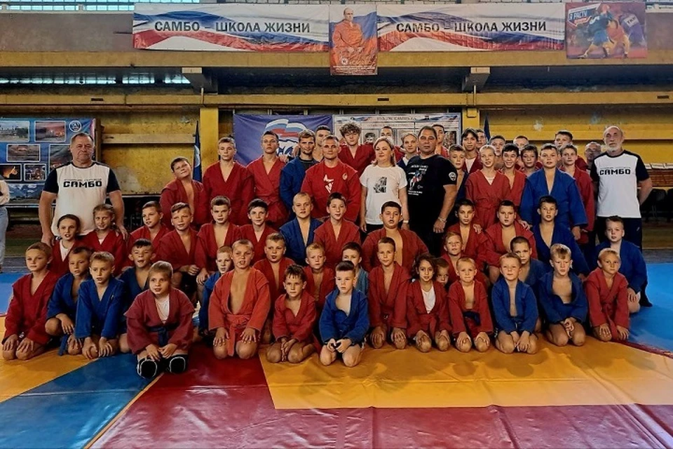 Чемпион мира по боевому самбо провел мастер-класс для юных спортсменов Алчевска. Фото - администрация Алчевска