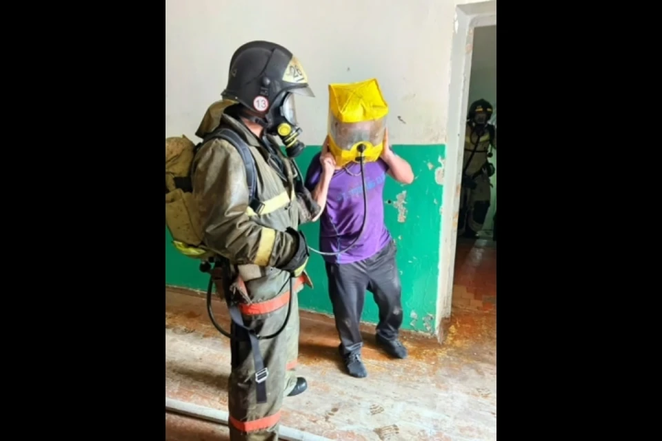 Двух человек спасли сотрудники МЧС из горящего дома в Братске