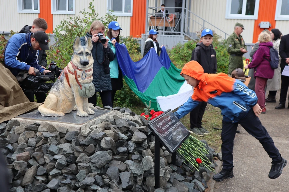 На открытие памятника псу-герою пришли все жители посёлка Первомайский. Фото: СОШ Визинги.