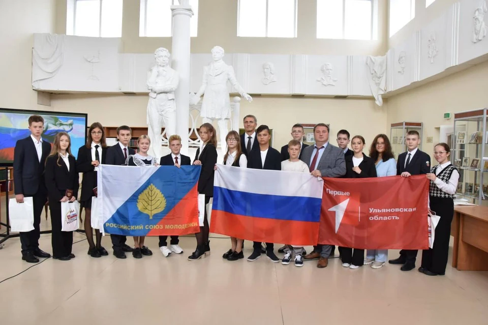 В Ульяновске в честь Дня города 16 школьников получили паспорта | ФОТО: телеграм-канал Александра Болдакина