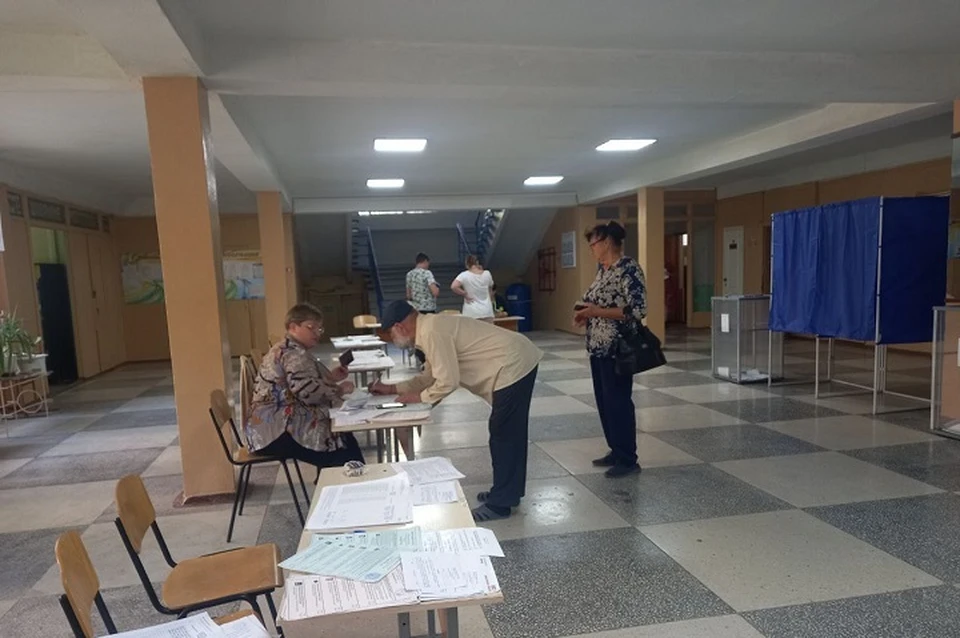Первыми в Луганске к 8 утра проголосовали пенсионеры и люди, которые работают