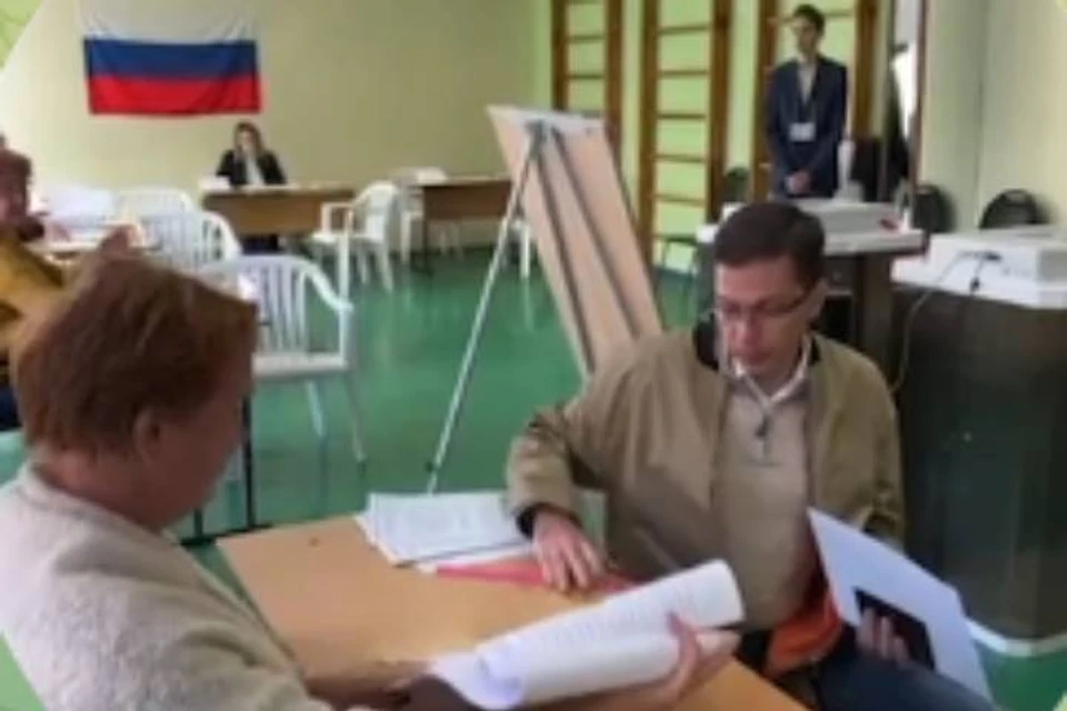 Мэр города голосует на избирательном участке. Фото: телеграм-канал Юрия Шалабаева.