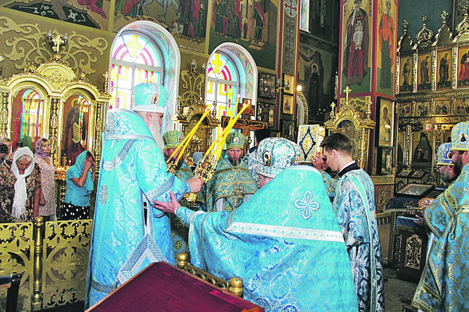 В Свято-Никольском кафедральном соборе Мариуполя состоялся молебен о победе перед мощами великомученика Георгия Победоносца.