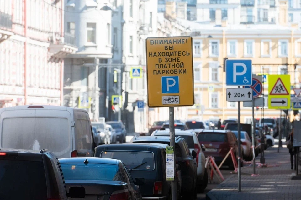 Сервисы платной парковки в Петербурге по-прежнему работают нестабильно.