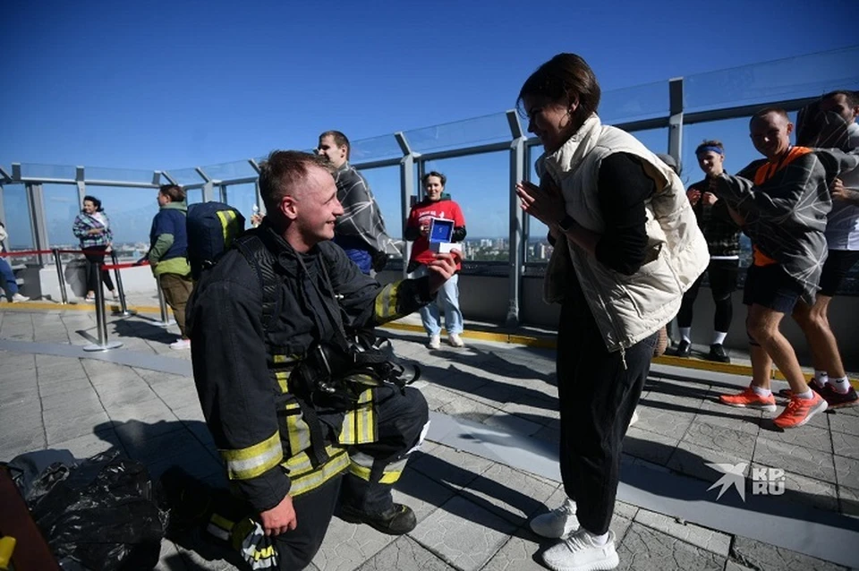 Пожарный Андрей Овчинников сделал предложение сразу после финиша