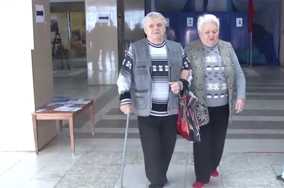 В ЛНР на избирательный участок отдать свой голос пришла пара супругов, которые уже 60 лет вместе. Фото - telegram-канал "Луганьмедиа"