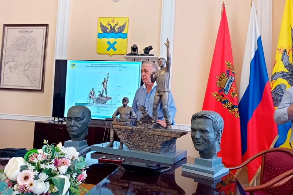 На заседании градостроительного совета города Оренбурга. Скульптор Александр Сукманов с моделью памятника