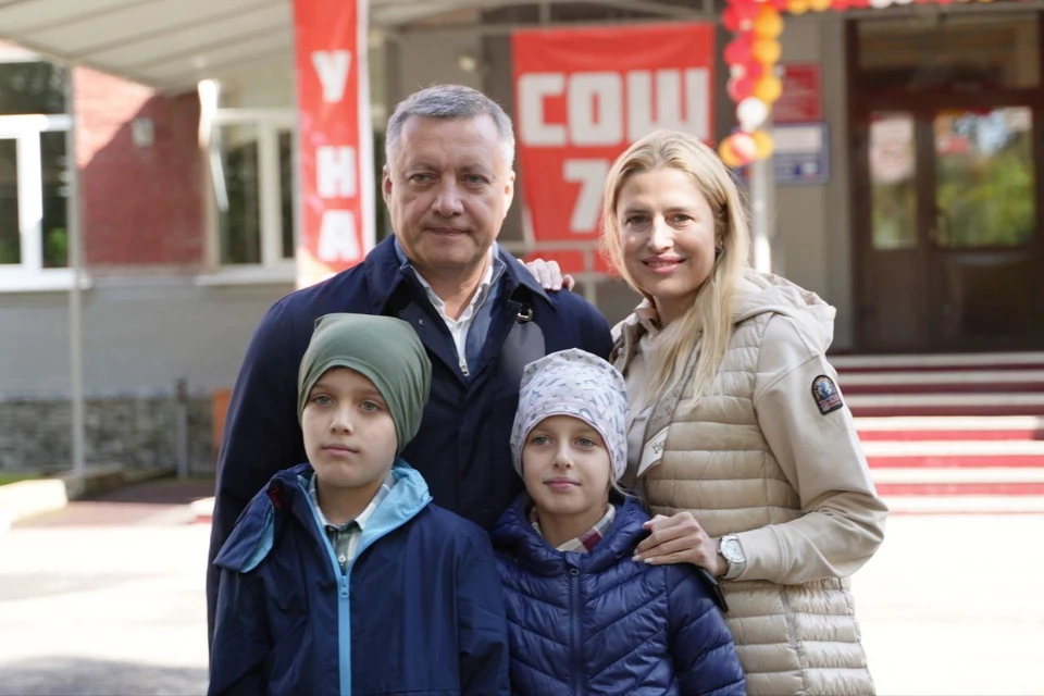 Губернатор Иркутской области Игорь Кобзев проголосовал на выборах с семьей