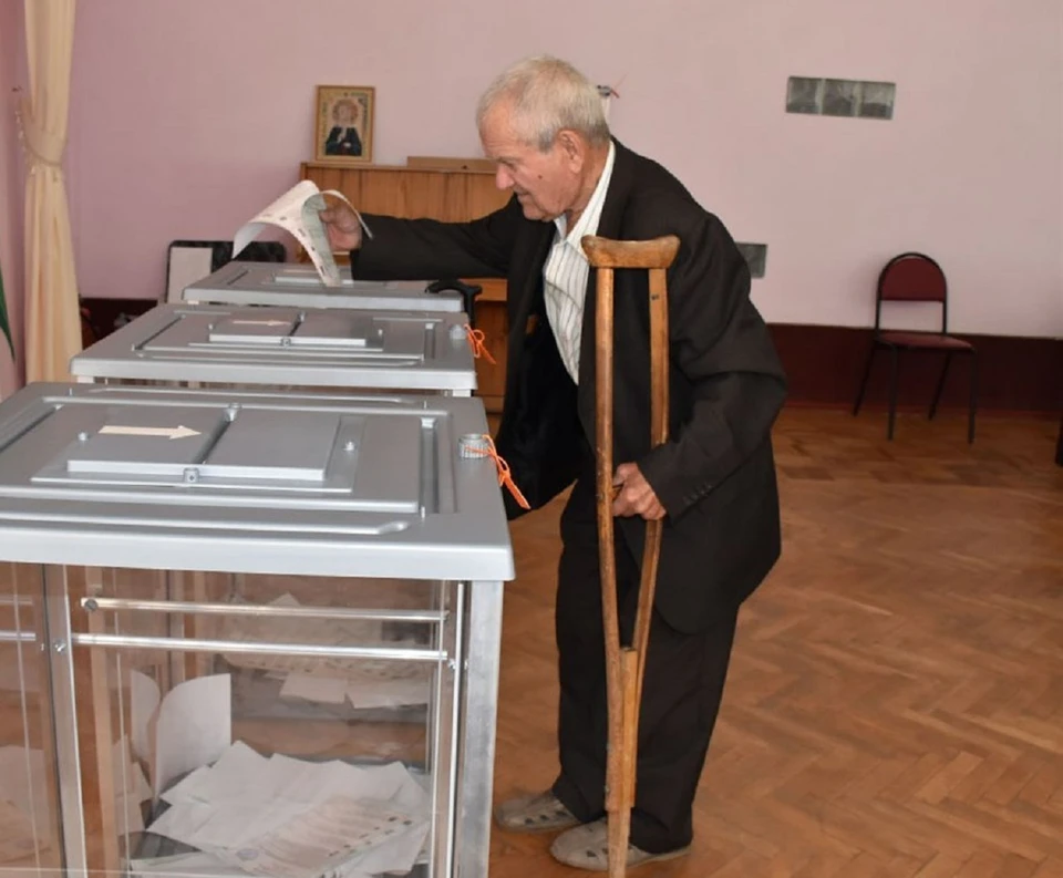 Мужчина решил отказаться от услуг выездной комиссии и сам пришел на избирательный участок. Фото: телеграм-канал "Луганьмедиа"