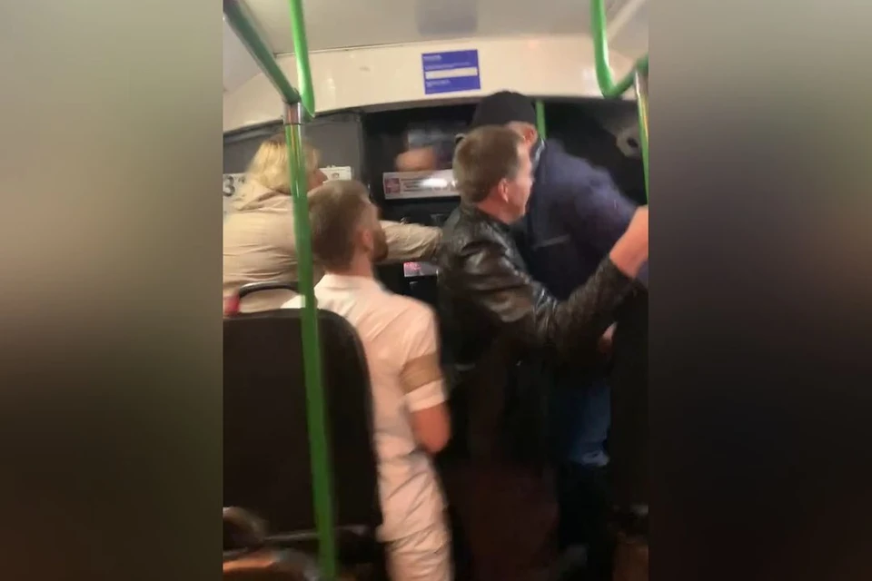 В Новосибирске двое мужчин подрались в троллейбусе. Фото: скриншот из видео / «Новосибирский паблик»