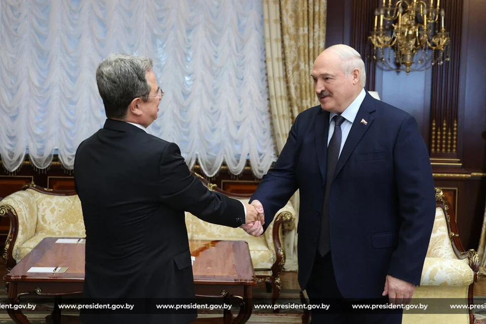 Лукашенко проводит встречу с послом Турции Мустафа Озджаном 11 сентября. Фото: president.gov.by