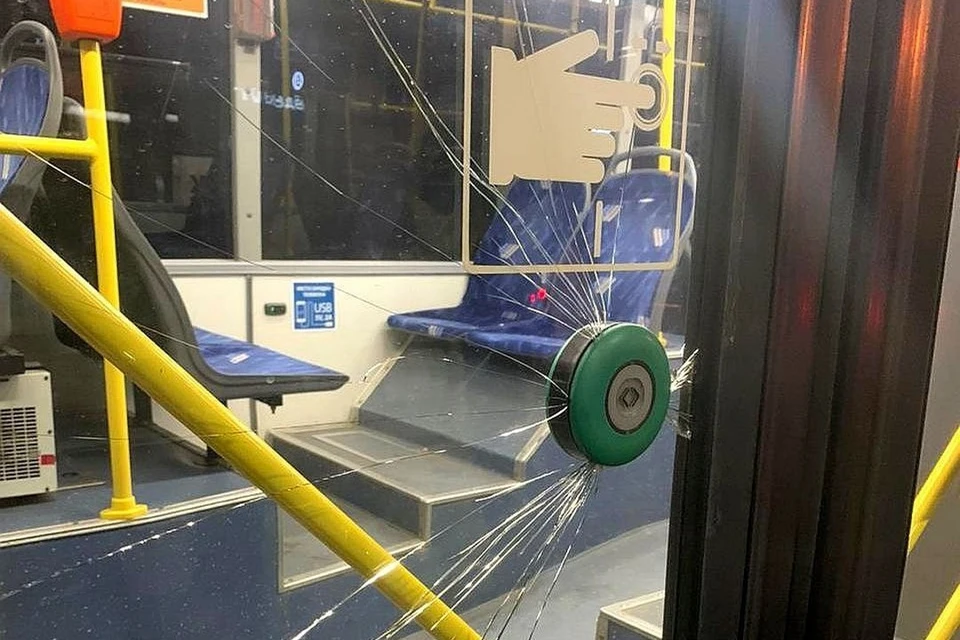 Пьяный мужчина разбил дверь троллейбуса в Петербурге. Фото: Росгвардия Петербурга