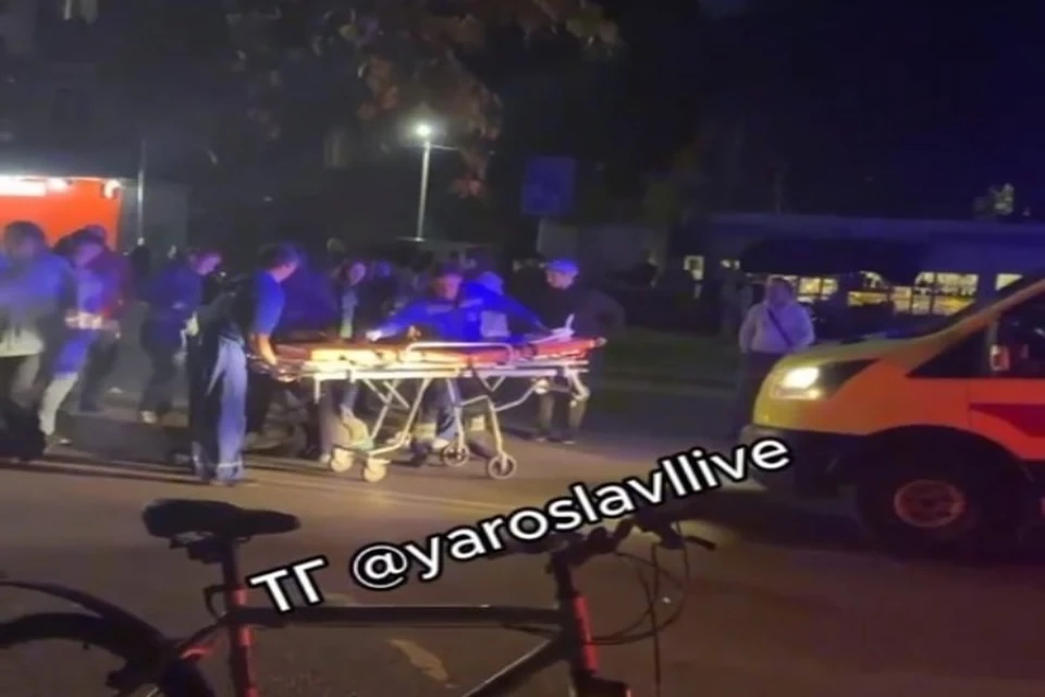 В Ярославле легковушка сбила 52-летнюю женщину. ФОТО: скриншот видео из группы "Ярославль LIVE" ВКонтакте