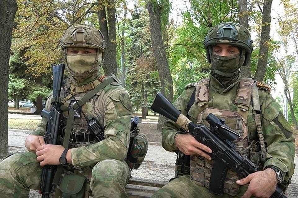 Бойцы Росгвардии оказали помощь раненым гражданам при обстреле Донецка украинскими РСЗО. Фото: t.me/RosgvardOfficial