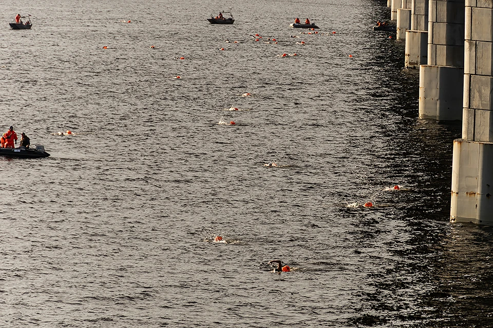 Заплыв прошел в непростых условиях: течение относило спортсменов то к мосту, то от него.