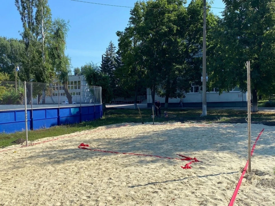 Площадка для пляжного волейбола на территории школы №51 готова, директору передали сетку и разметку для нее. Фото УГД