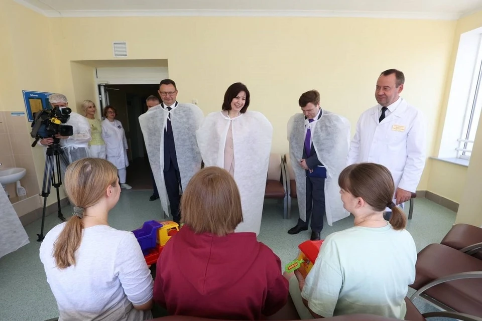 Кочанова встретилась с мамами малышей с редким генетическим заболеванием - спинальной мышечной атрофией (СМА). Фото: Совет Республики.