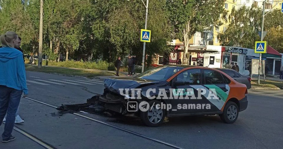 Сотрудники ДПС уточняют детали происшествия. / Фото: Самара ДТП