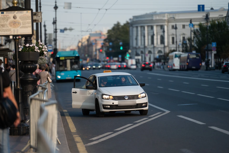 Цены на поездки на такси в Петербурге подскочили почти на 20 процентов.