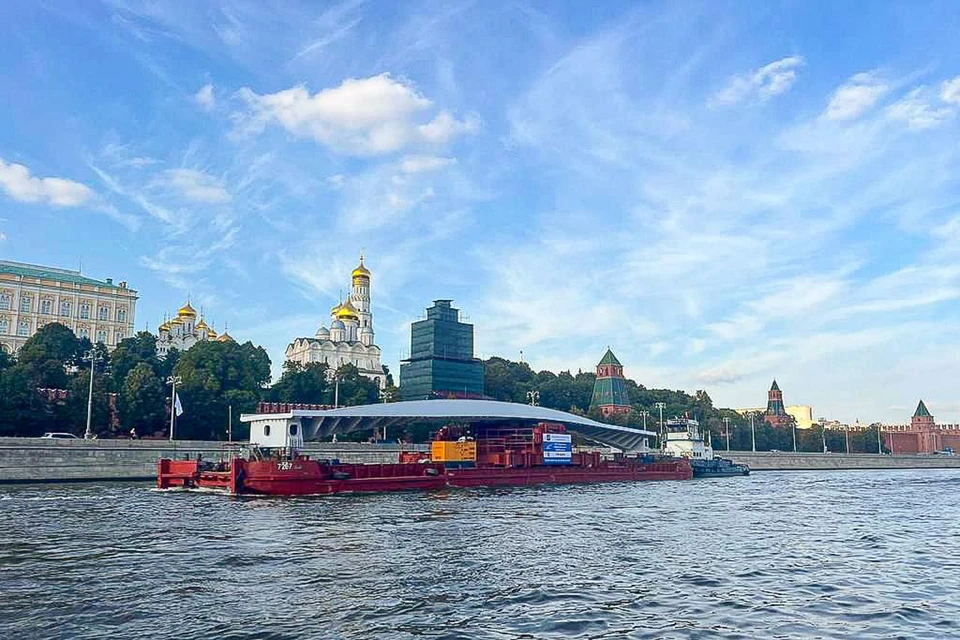 В Москву на двух баржах привезли пешеходный мост, который свяжет остров Балчуг с Парком Горького и «Музеоном». Фото: Telegram-канал Сергея Собянина.