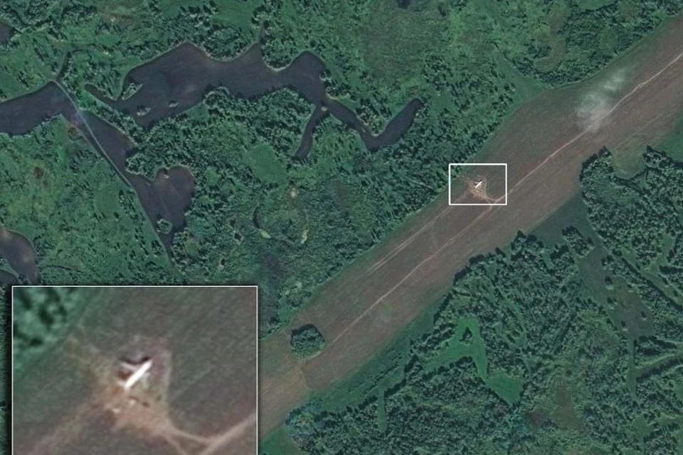 Госкорпорация Роскосмос показала снимок самолета, аварийно севшего в поле под Новосибирском. Фото: Роскосмос