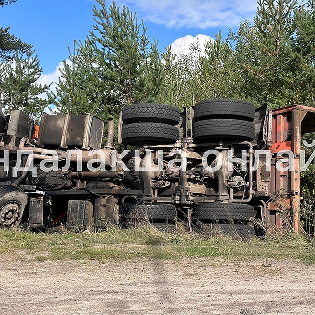 Рядом с Кандалакшей самосвал с щебнем улетел в кювет - KP.RU