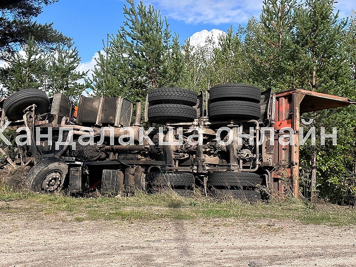 Рядом с Кандалакшей самосвал с щебнем улетел в кювет - KP.RU