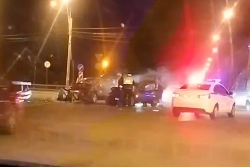 Человек пострадал в жестком ДТП на Красносельском шоссе в Петербурге. Фото: скриншот видео