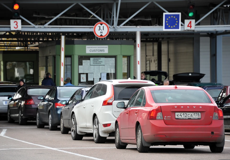 На прошлой неделе Еврокомиссия заявила, что въезд в страны ЕС на машинах с российскими номерами будет расцениваться, как запрещенный импорт