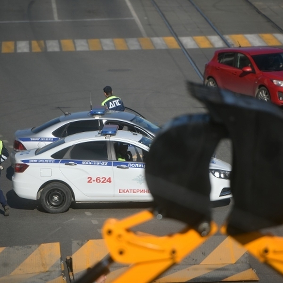 В Казани трое неизвестных вытолкали мужчину из автомобиля и уехали на его  машине - KP.RU