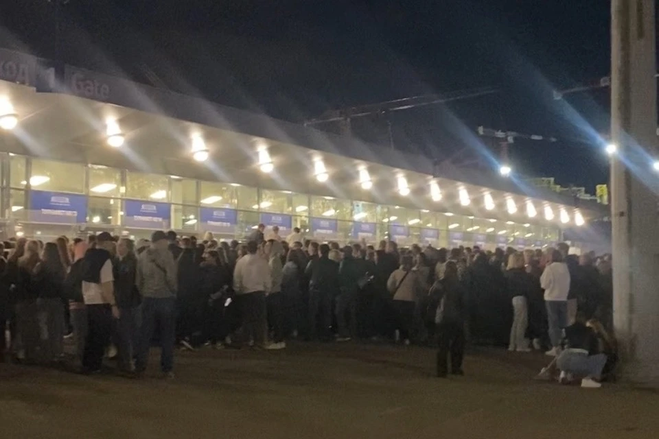 У турникетов нижегородского стадиона в этот вечер образовались огромные очереди. Фото: Валерия Мизуллина.
