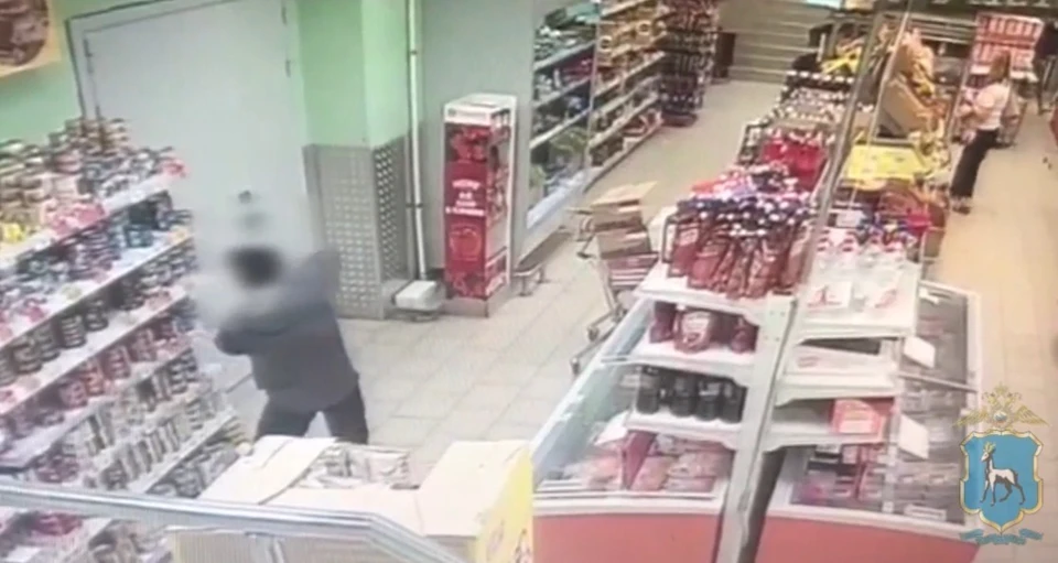 Преступление попало в объектив камеры в супермаркете.