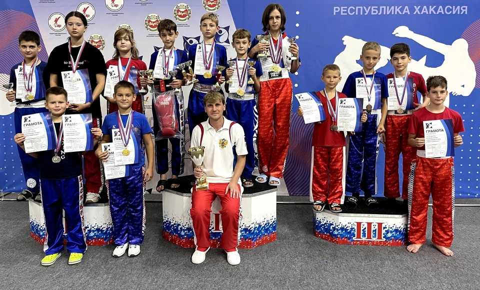 Алексей Потеряхин и его юные чемпионы. Фото из архива Алексея ПОТЕРЯХИНА.