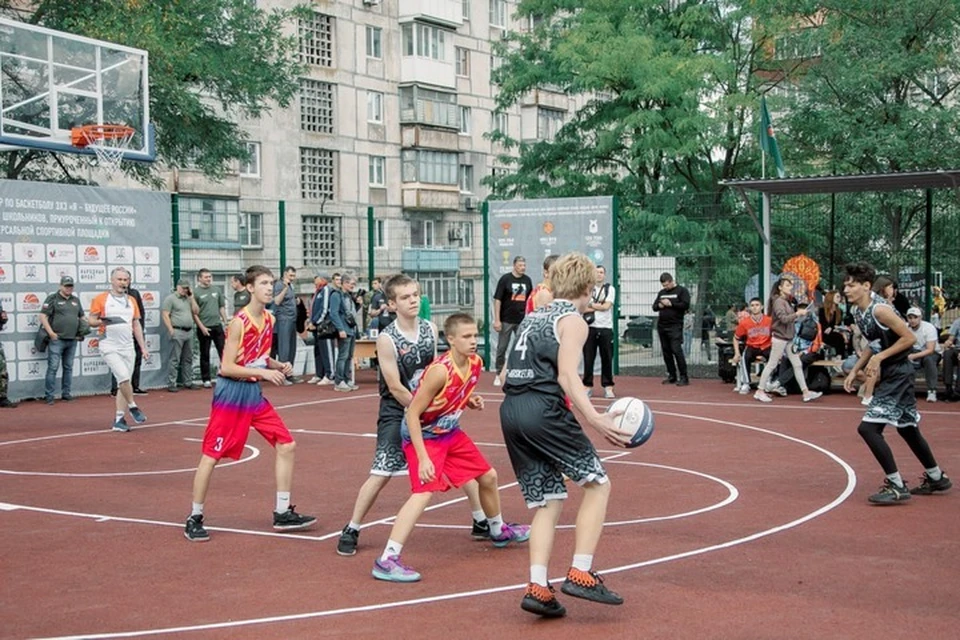 Это первая многофункциональная спортивная площадка в ДНР. Фото: администрация Мариуполя