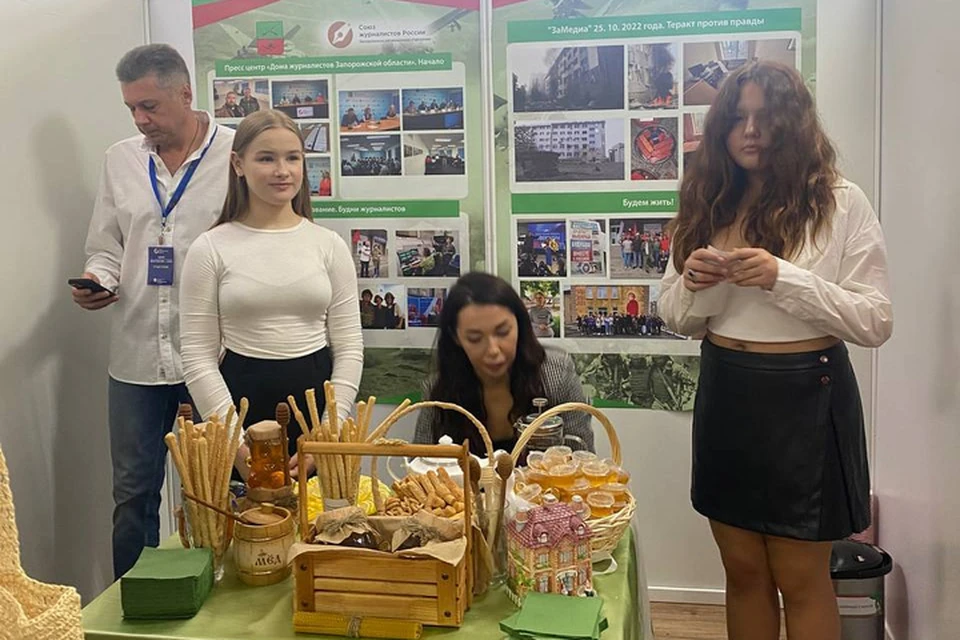 Делегация из Запорожской области привезла в качестве угощения для участников форума мед местного производства