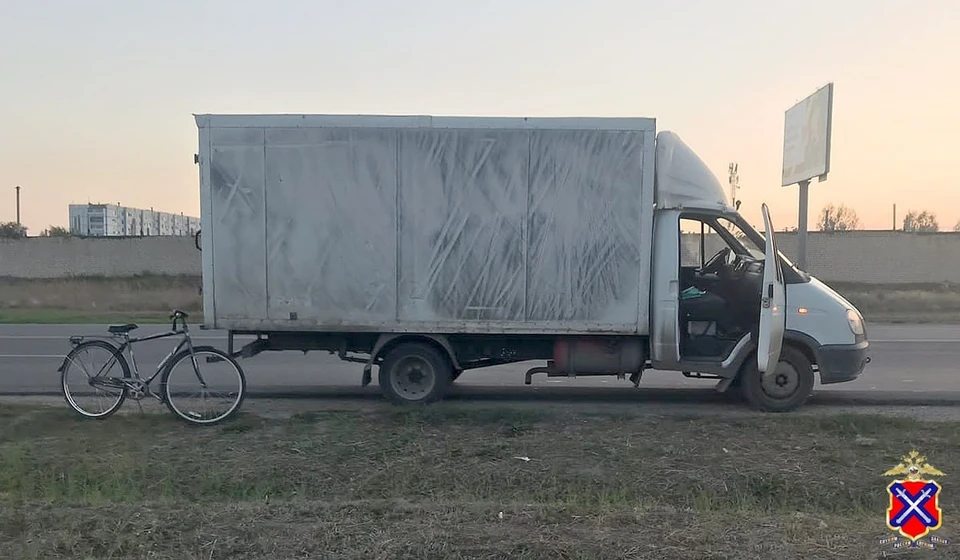В Волжском водитель фургона сбил 75-летнего велосипедиста.