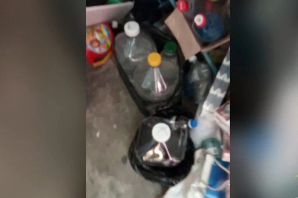 При осмотре павильона стражи порядка обнаружили 9,5 литров спиртного. ФОТО: тг-канал ГУ МВД России по Херсонской области